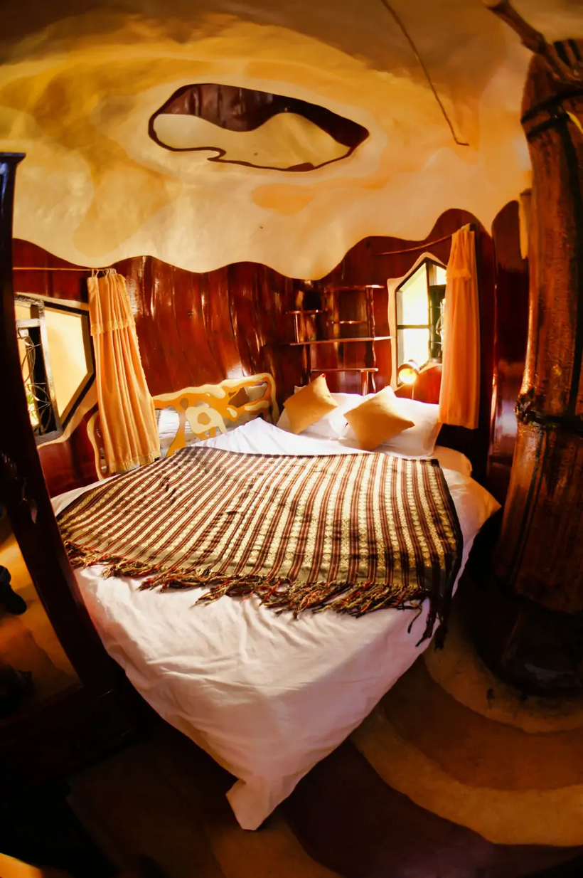 Bên cạnh dịch vụ tham quan, Crazy House còn phòng cho du khách nghỉ qua đêm., với tổng cộng 11 phòng nằm ngay trong lòng những ngôi nhà hình gốc cây. Mỗi căn phòng được thiết kế và đặt tên theo các chủ đề khác nhau như phòng Cây Tre, phòng Con Gấu, Phòng Trăng Mật,…