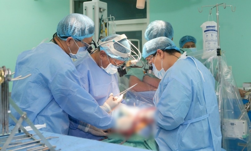 Ekip bác sĩ tiến hành ghép tim của người hiến tạng cho bệnh nhân. Ảnh: Công An Nhân Dân