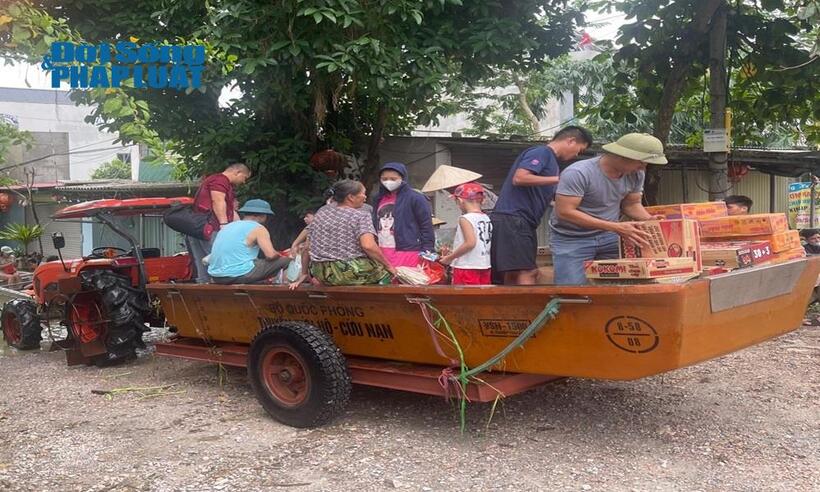 Người dân được hỗ trợ di chuyển và tiếp tế thực phẩm đảm bảo sinh hoạt cuộc sống trong lúc mưa lũ.