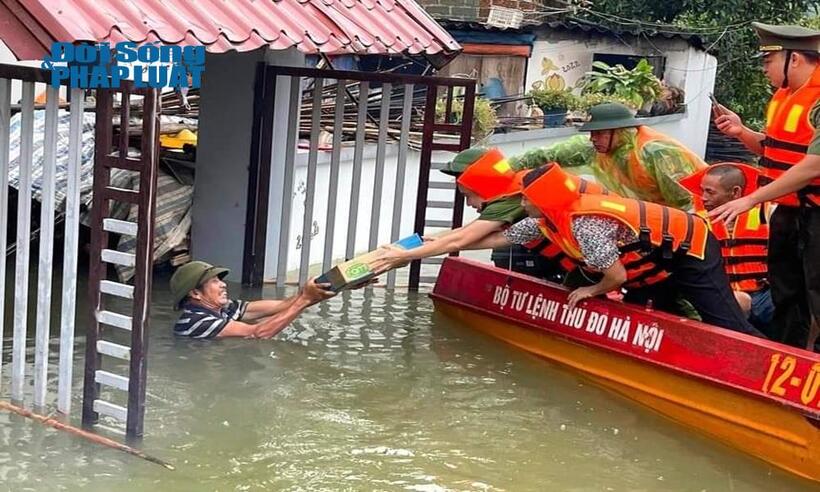 Sự có mặt, trợ giúp kịp thời của các chiến sĩ cùng lực lượng chức năng giúp người dân ấm lòng và an tâm hơn.