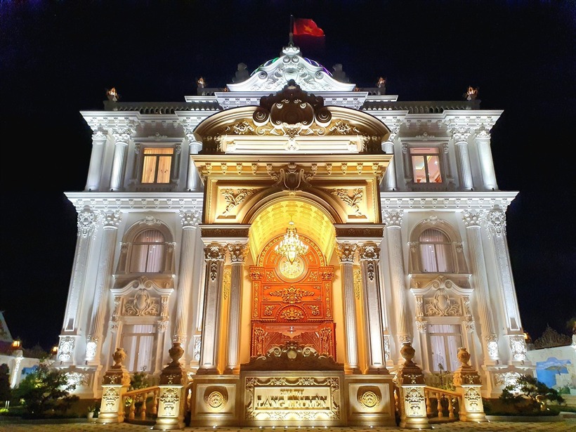 Dinh thự Lang Truyền về đêm.