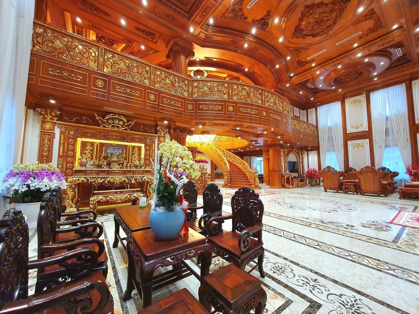 Trong dinh thự có nhiều vị trí được dát vàng nên làm cho kiến trúc càng lộng lẫy hơn.