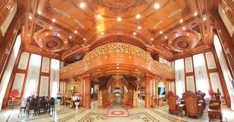 Vừa bước vào bên trong, người xem sẽ choáng ngợp trước vẻ đẹp tỉ mỉ đến từng chi tiết. Nhiều hạng mục như cửa, cầu thang và trần được sử dụng hoàn toàn bằng gỗ đỏ từ Lào.