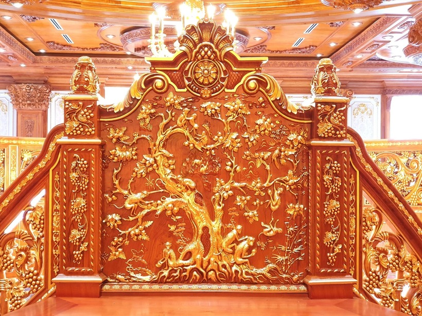 Một điều trùng hợp là tất cả 4 thành viên trong gia đình ông Lang đều tuổi Thân nên trong khu vực dinh thự có trang trí nhiều hình con khỉ với những chạm khắc cầu kỳ, tỉ mỉ.