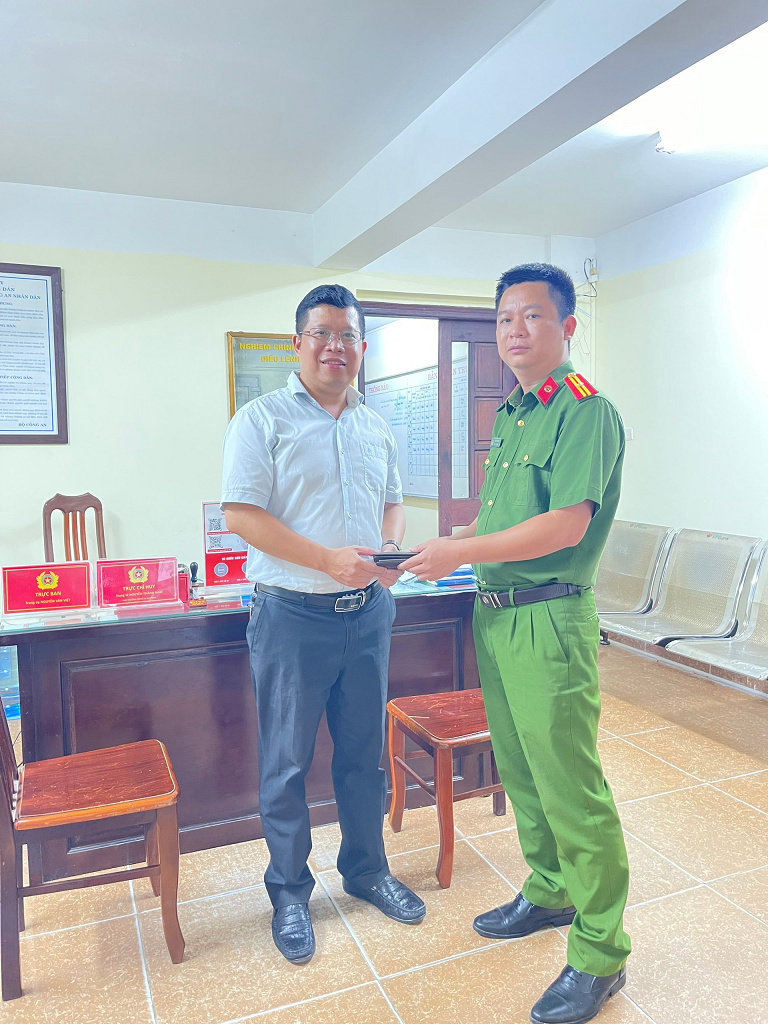 Anh Trần Quang Huy nhận lại tài sản thất lạc.