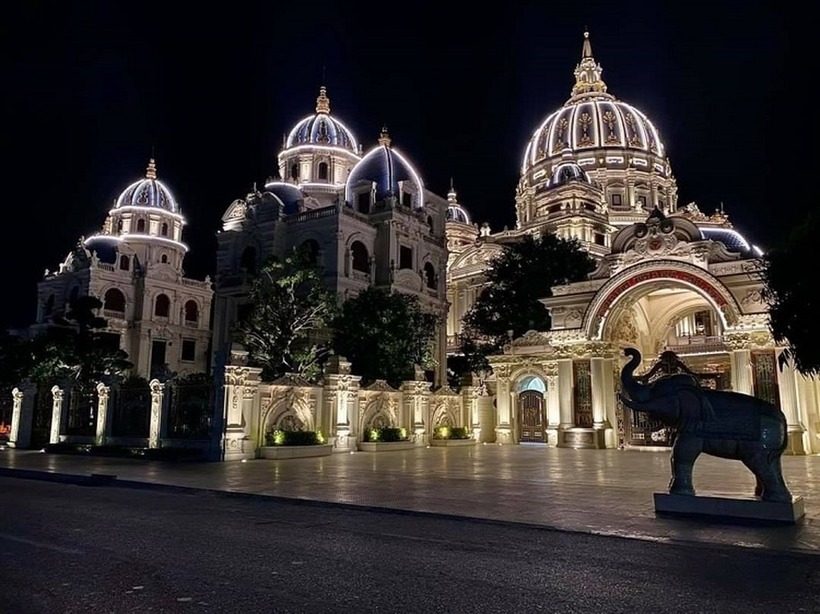 Nội thất bên trong tòa lâu đài được thiết kế sang trọng với trần dát vàng 24K, bàn ghế thủ công cao cấp, và cổng vào trị giá khoảng 40 tỷ đồng.