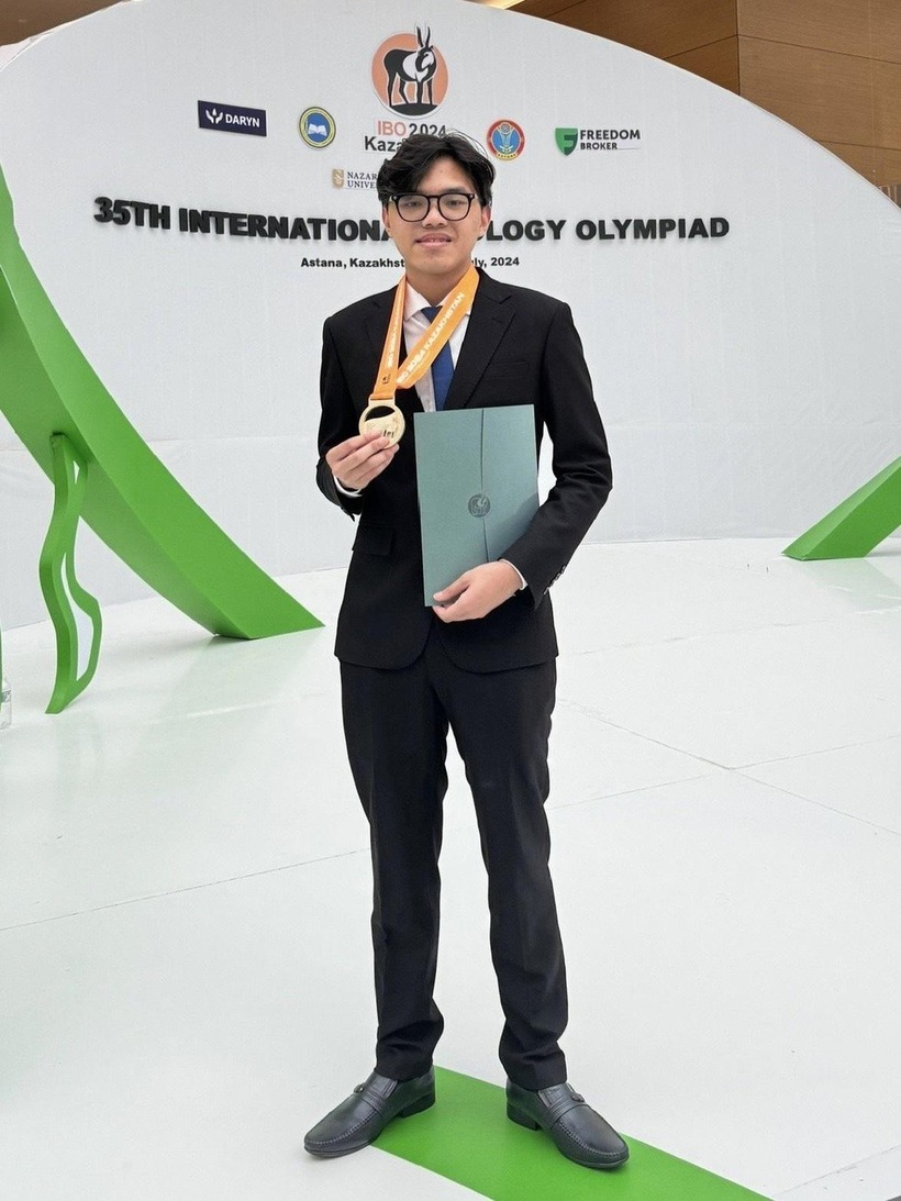 Nguyễn Tiến Lộc học sinh trường THPT chuyên Khoa học Tự nhiên giành huy chương vàng tại kỳ thi Olympic Sinh học quốc tế lần thứ 35. Ảnh: báo Dân trí.