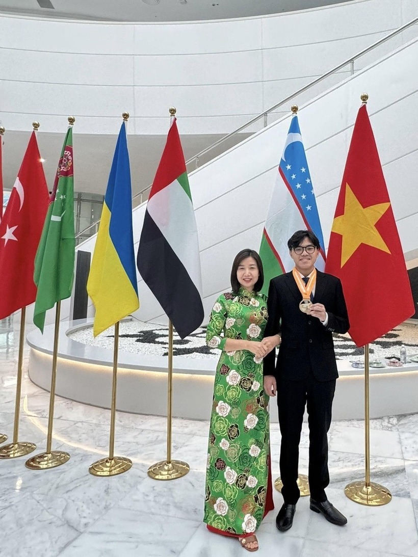 Cô Đỗ Thị Thanh Huyền và em Tiến Lộc. Ảnh: báo Dân trí.
