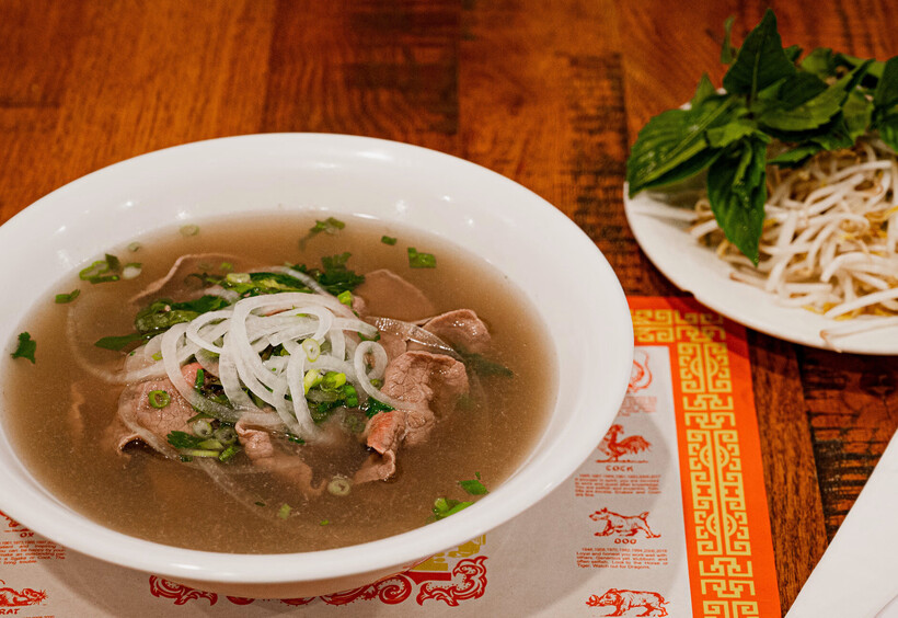 Một tô phở Việt tại nhà hàng Xe Lửa.