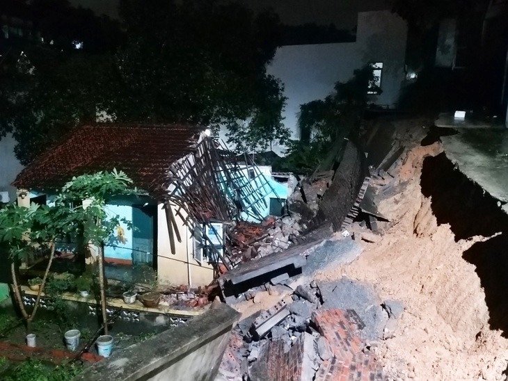 Mưa lớn gây sạt lở bờ kè khiến một nhà dân tại khu 1B, phường Hồng Hải, TP Hạ Long. Ảnh: Tuổi Trẻ