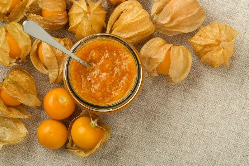 Ngoài làm mứt, bạn có thể dùng quả tầm bóp tươi trong các món salad hay làm sinh tố hoa quả. Ảnh minh họa