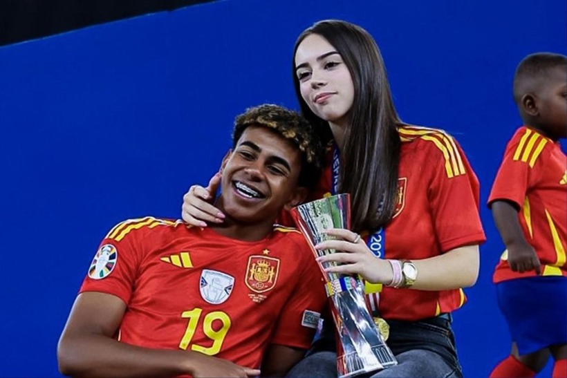 Lamine Yamal và bạn gái Alex Paddilla.
