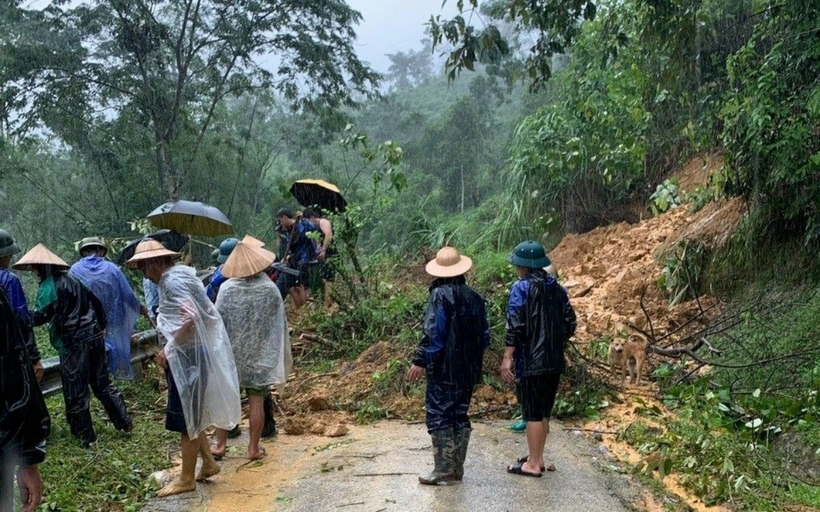Hiện trường vụ sạt lở vùi lấp 2 người đi xe máy. Ảnh: Đại Đoàn Kết