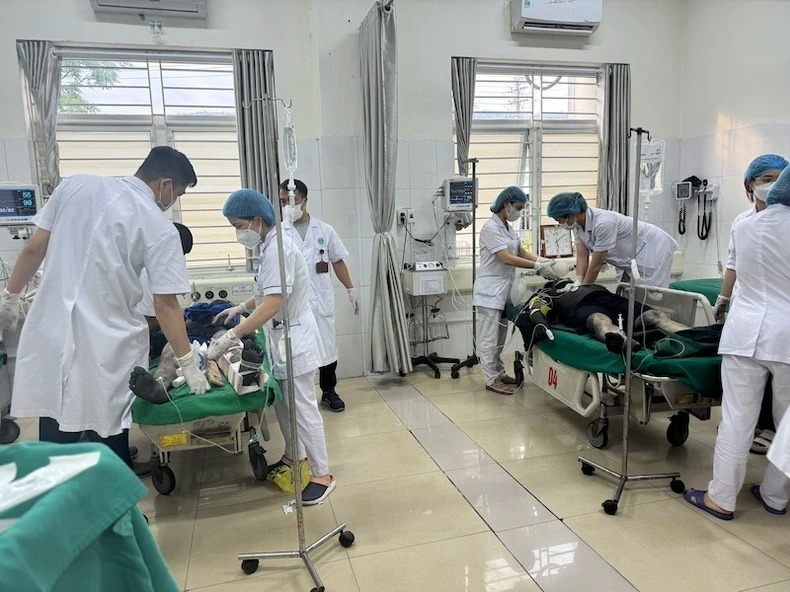 Các nạn nhân được các y, bác sĩ của Bệnh viện đa khoa Cẩm Phả tích cực cấp cứu. (Ảnh: Nhân dân)