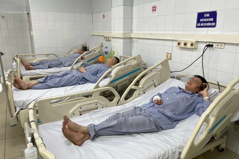 Các công nhân đang điều trị tại Bệnh viện đa khoa tỉnh Quảng Ninh. (Ảnh: Dân trí)