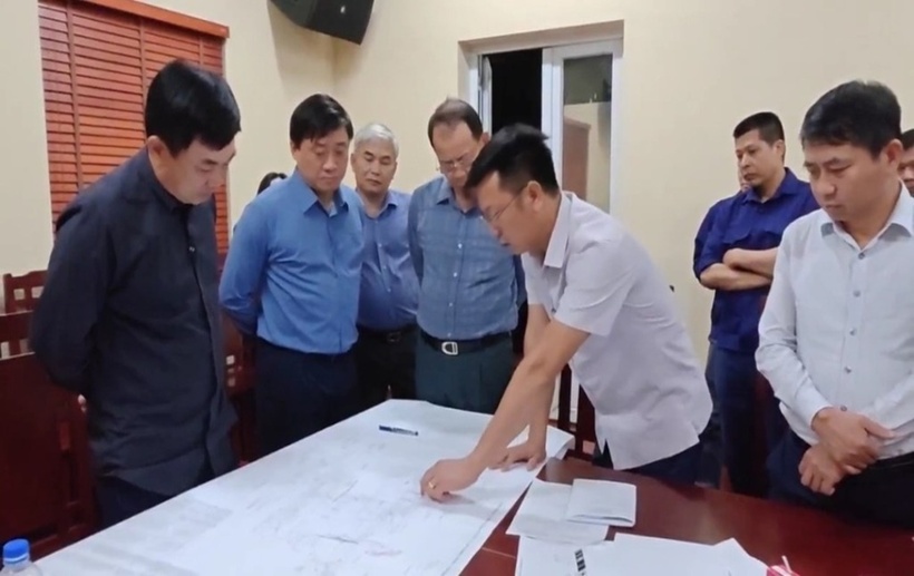 Lãnh đạo Tập đoàn Công nghiệp Than - Khoáng sản Việt Nam (TKV) chỉ đạo công tác tìm kiếm, khắc phục sau vụ tai nạn khiến 5 công nhân than thiệt mạng tại khai trường Công ty than Hòn Gai. (Ảnh: TTXVN)