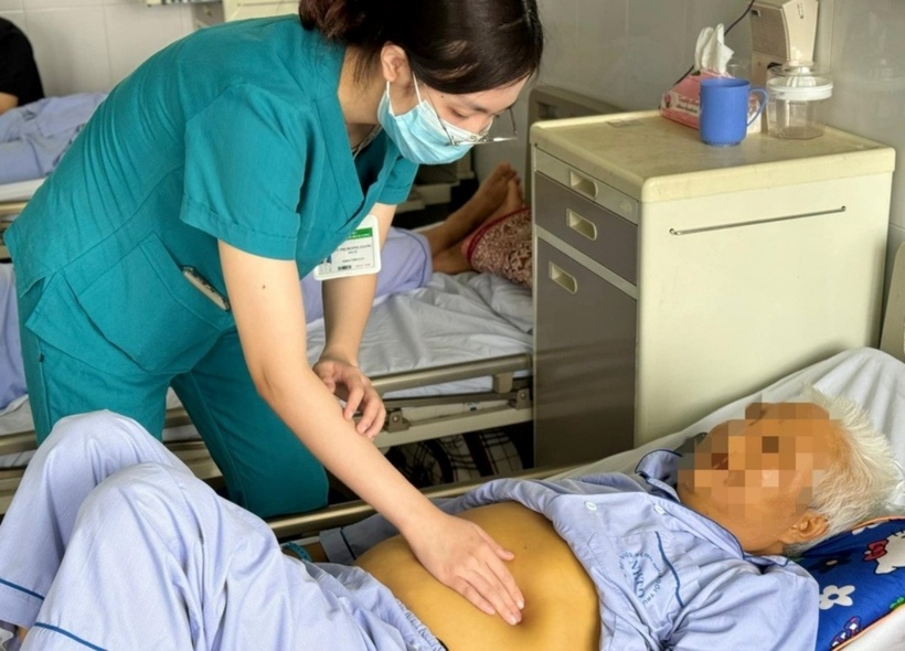 Nam bệnh nhân được chẩn đoán là suy gan cấp cùng phát hiện viêm gan B lần đầu. Ảnh: Tri Thức