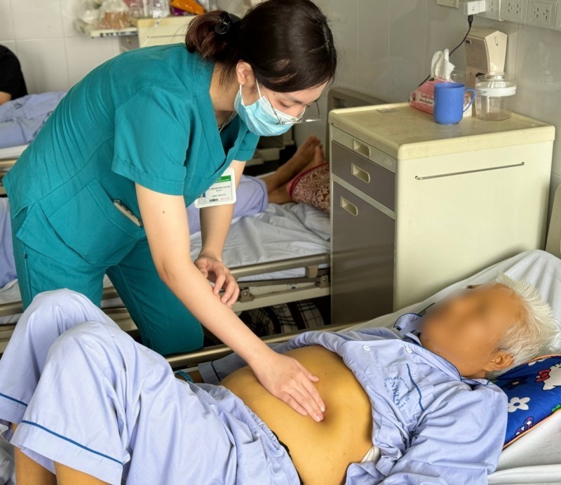 Các xét nghiệm cho thấy men gan của ông tăng hơn 1.000 lần so với mức bình thường, tình trạng ứ mật dẫn đến vàng da và vàng mắt tăng hơn 30 lần so với bình thường. Ảnh minh họa