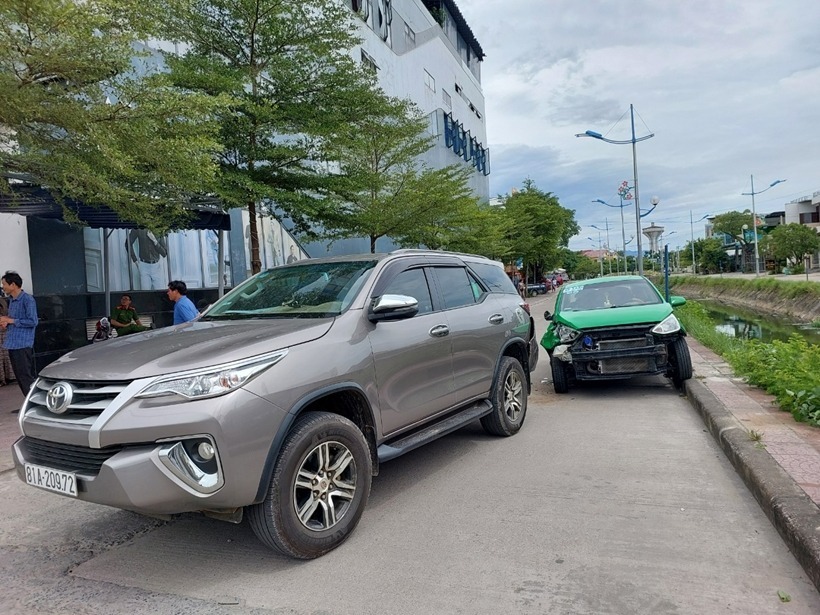 Xe taxi màu xanh do các đối tượng điều khiển bỏ chạy. Ảnh: Bảo vệ Pháp luật