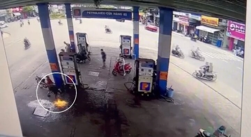 Người đàn ông châm lửa đốt cây xăng rồi bỏ chạy nhưng nhanh chóng bị lực lượng công an bắt giữ. Ảnh: VTC News