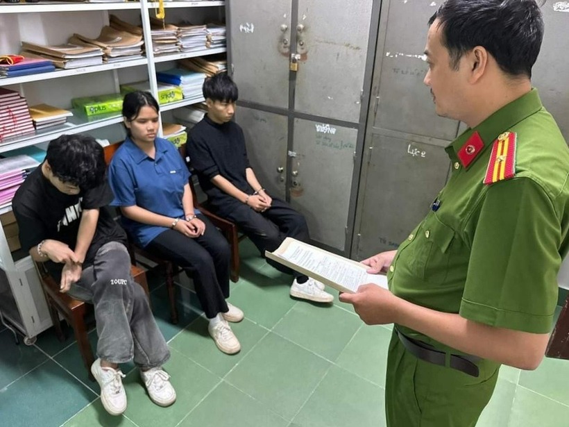 Công an Quảng Ngãi lấy lời khai nhóm nghi phạm giết tài xế, cướp taxi. Ảnh: Dân Trí
