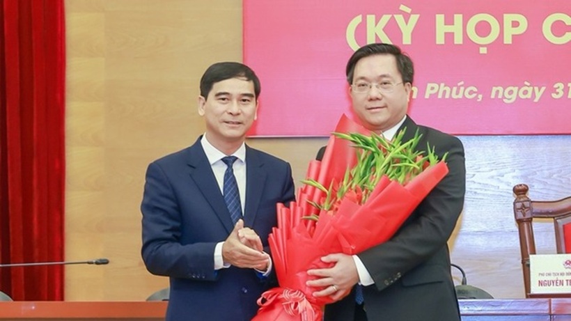 Ông Trần Duy Đông (phải) nhận hoa chúc mừng từ ông Dương Văn An, Bí thư Tỉnh ủy Vĩnh Phúc