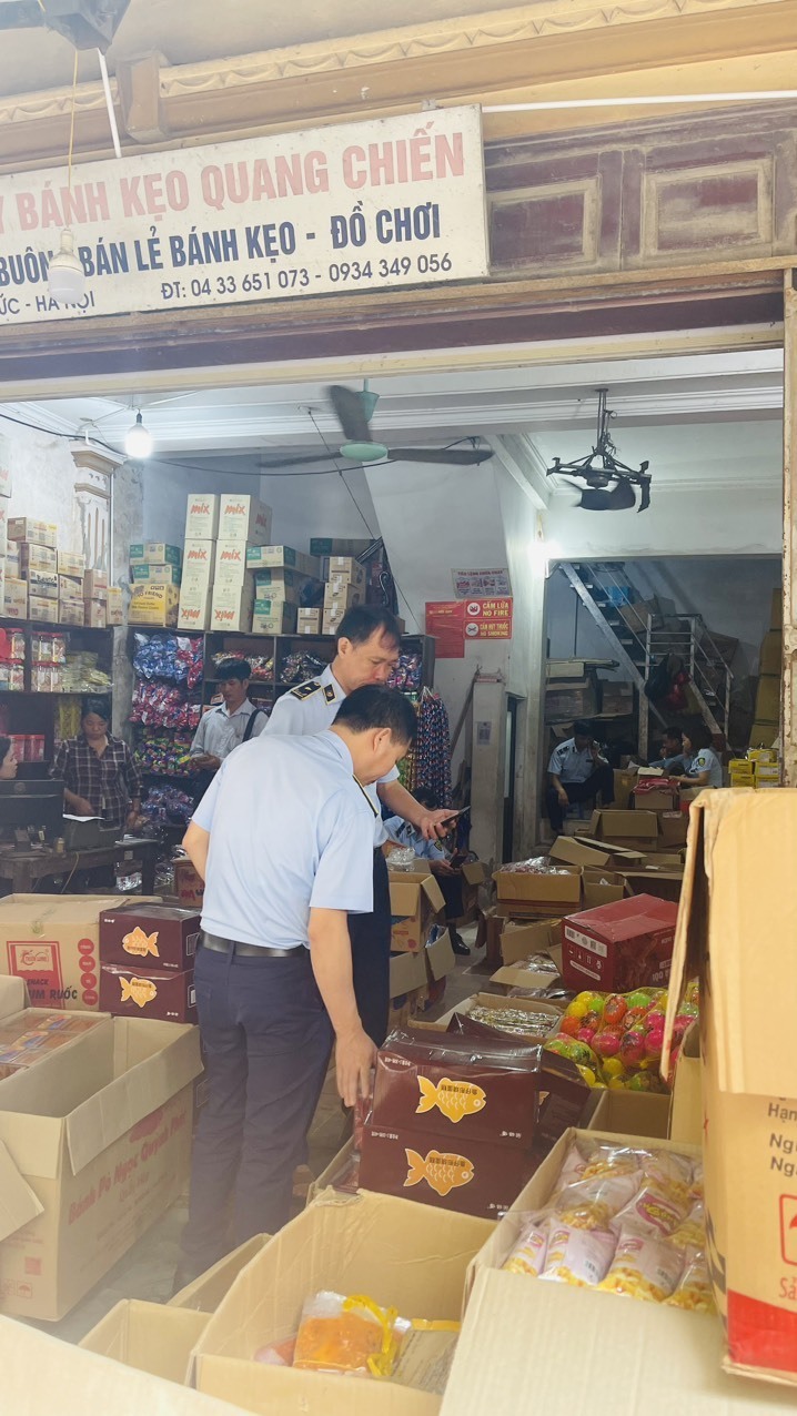 Tại thời điểm kiểm tra Đoàn kiểm tra đã phát hiện tại cửa hàng đang bày bán hàng hoá là thực phẩm do nước ngoài sản xuất không có hoá đơn, chứng từ theo quy định của pháp luật là hàng hóa nhập lậu.