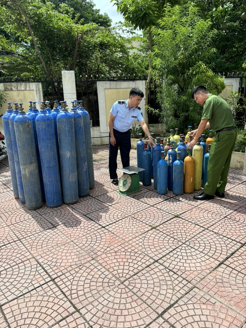 Ngày 18/7/2024, Đội Quản lý thị trường số 7 phối hợp công an xa Tân Triều huyện Thanh Trì, TP Hà Nội đã tiến hành khám hàng hóa vi phạm tại địa chỉ bãi đất cuối đường Chiến Thắng, xã Tân Triều, huyện Thanh Trì, Hà Nội, phát hiện nhiều bình khí N2O không rõ nguồn gốc, xuất xứ.