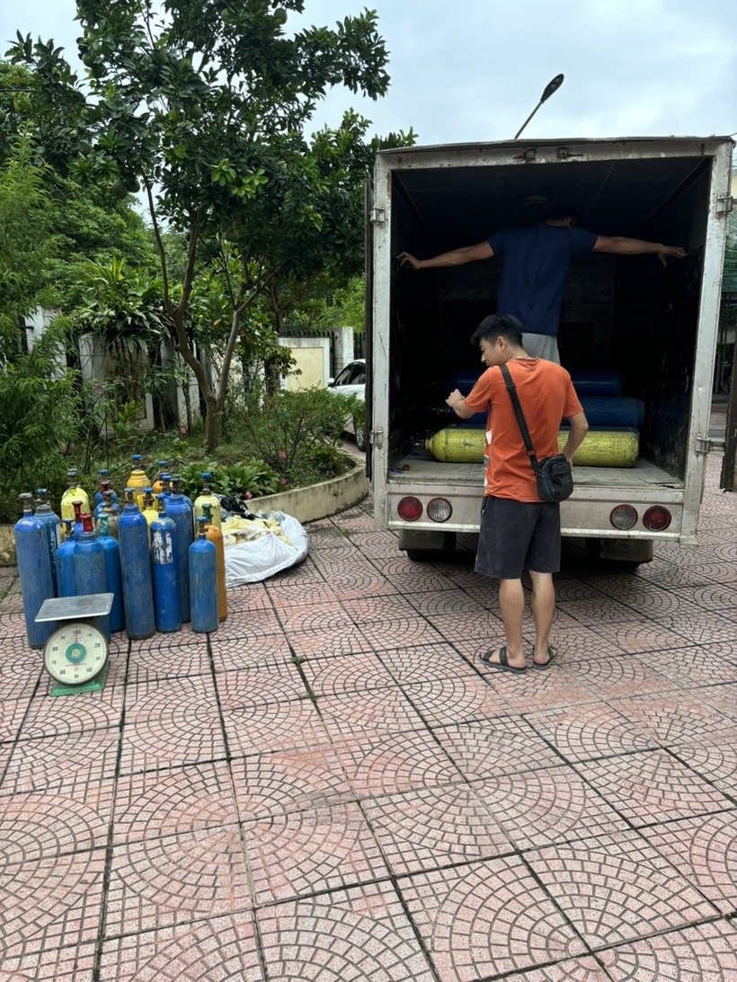 Cơ quan chức năng đã tiến hành tạm giữ toàn bộ số hàng hóa không rõ nguồn gốc để tiếp tục xử lý theo quy định pháp luật.