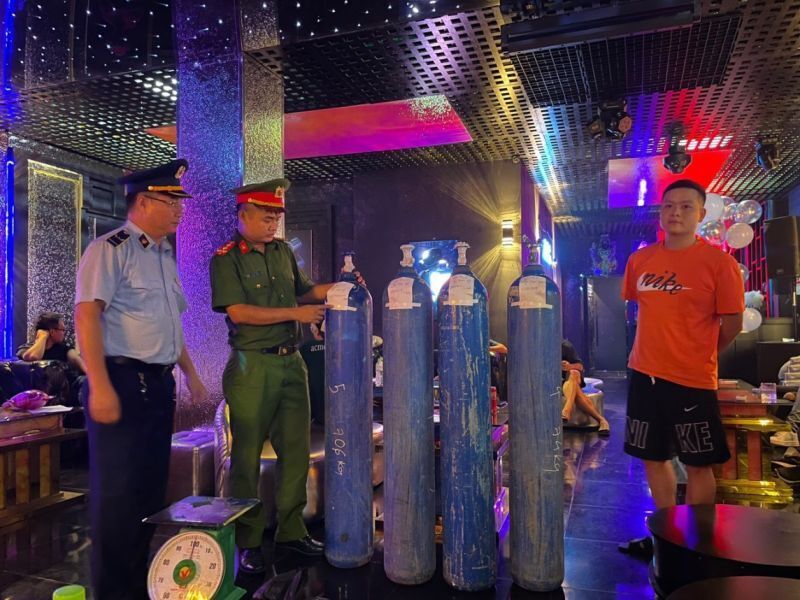 Lực lượng chức năng kiểm tra hàng hóa vi phạm tại hộ kinh doanh CAFE TRIPLE X, quận Bắc Từ Liêm, Hà Nội.