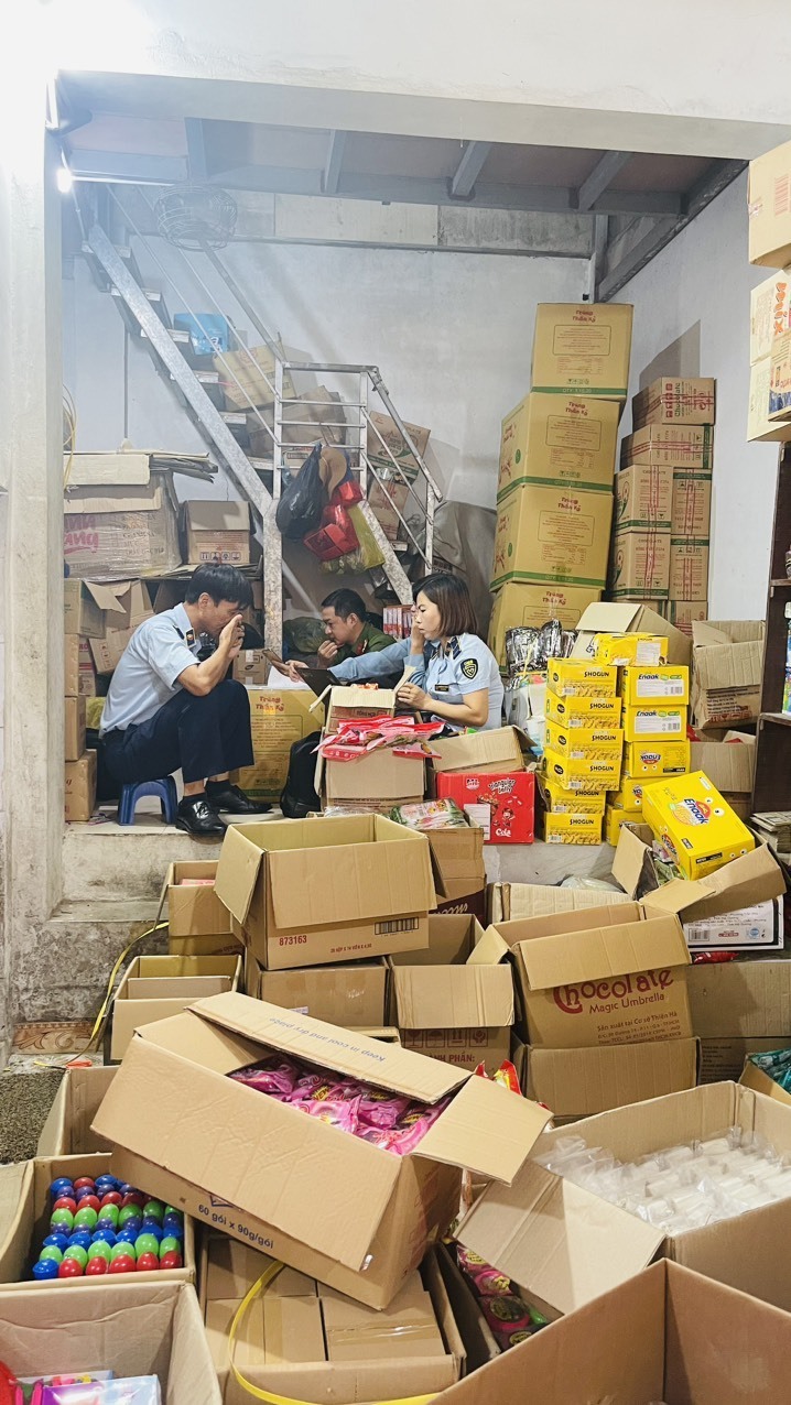 Đoàn kiểm tra đã tiến hành tạm giữ toàn bộ số hàng hoá vi phạm trên để xử lý theo quy định.