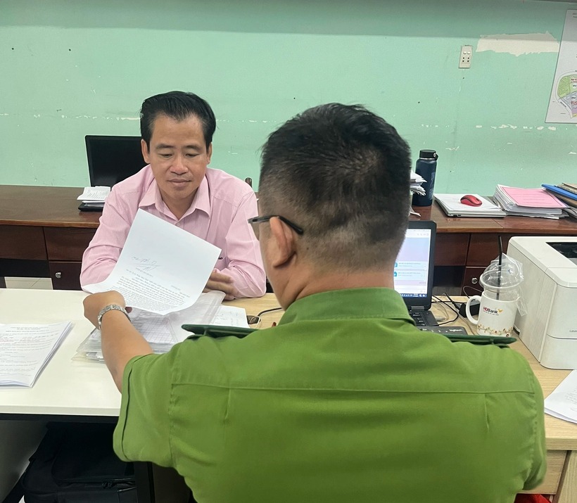 Nguyễn Văn Sĩ tại cơ quan công an. Ảnh: Báo Thanh Niên