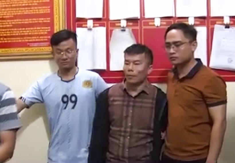 Đối tượng Đào Mạnh Cường (giữa) bị bắt giữ. Ảnh: VietNamNet