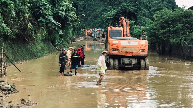 Lực lượng chức năng làm nhiệm vụ tại nơi ngập lụt, sạt lở.
