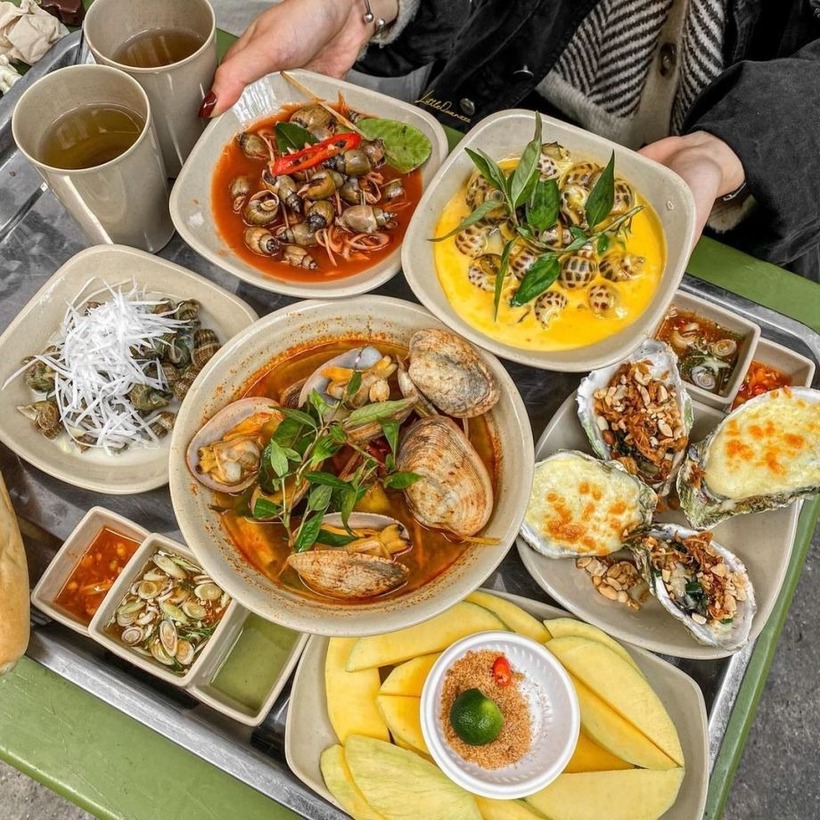 Quán ốc hút du khách ở Hà Nội