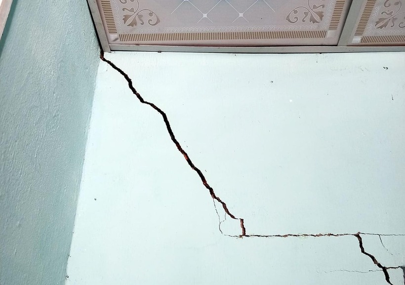 Tường nhà một người dân ở xã Sơn Dung (Huyện Sơn Tây, Quảng Ngãi) bị nứt toác. Ảnh: Báo Thanh Niên