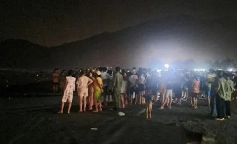 Lực lượng chức năng cùng người dân tìm kiếm bé trai mất tích. Ảnh: Lao động