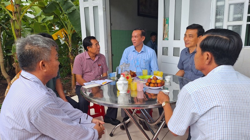 Lãnh đạo Ủy Ban MTTQVN tỉnh Bạc Liêu, Huyện ủy và UBND huyện Hòa Bình động viên gia đình nạn nhân. Ảnh: Báo Giao Thông