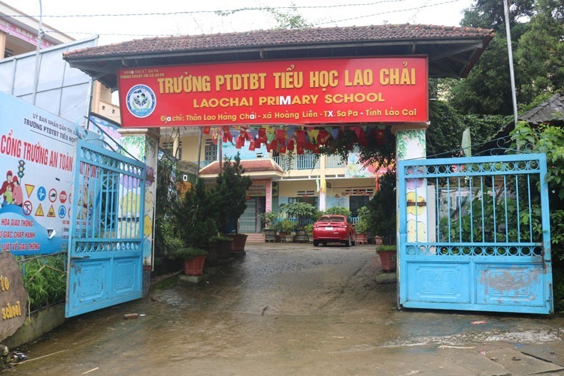 Trường Phổ thông dân tộc bán trú (PTDTBT) Tiểu học Lao Chải nơi hai cháu bé bị mắc kẹt. Ảnh: Báo Lao động.