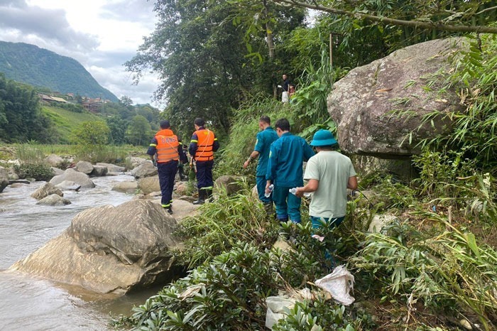 Lực lượng chức năng thị xã Sa Pa, Lào Cai tìm kiếm các cháu bé. Ảnh: Báo Lao động.