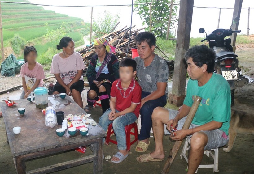 Nhận được thông tin về con trai, cha mẹ cậu bé đã nhanh chóng có mặt để nhận lại con. Ảnh: Báo Lao động.