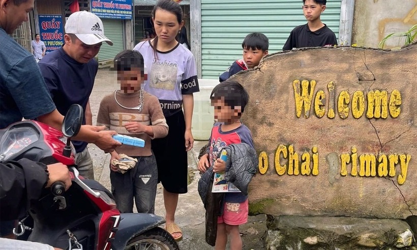 Hai cháu bé bị mắc kẹt suốt 3 ngày đêm ở Sa Pa. Ảnh: Báo Nhân dân.