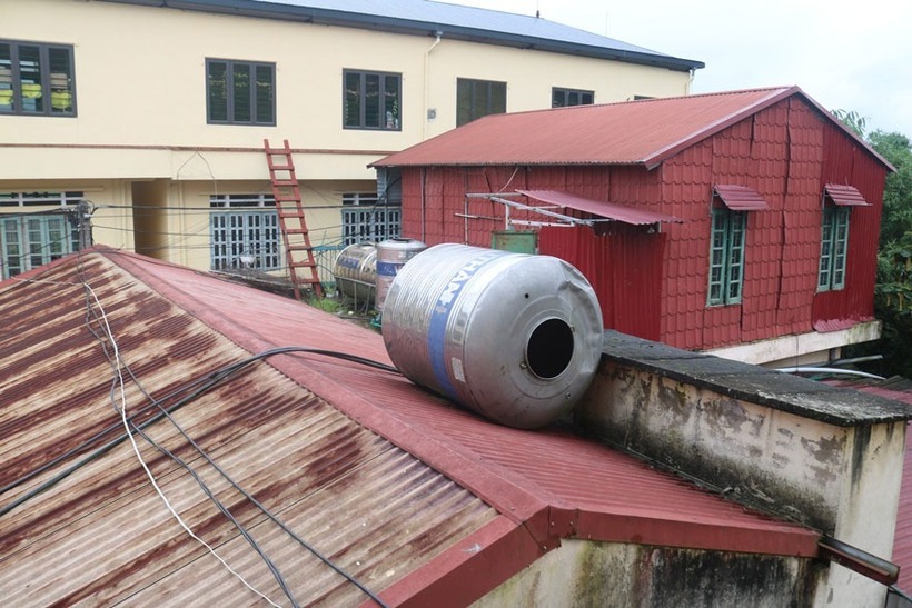 Trên sân thượng hầu như bị bịt kín, khi nắp mở lối lên bị đóng kín lại khiến âm thanh phát ra từ bên trong hầu như vô vọng. Ảnh: Báo Lao động.