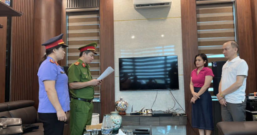 Thi hành Quyết định khởi tố bị can đối với Lê Văn Trường và Lê Thị Thắm. (Ảnh: Công an Thanh Hóa)