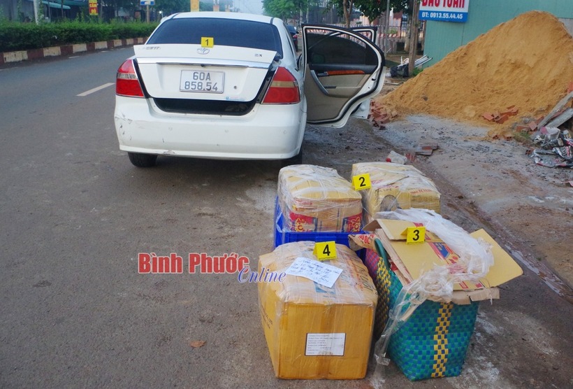 Tang vật, phương tiện vi phạm tại hiện trường. Ảnh: Báo Bình Phước