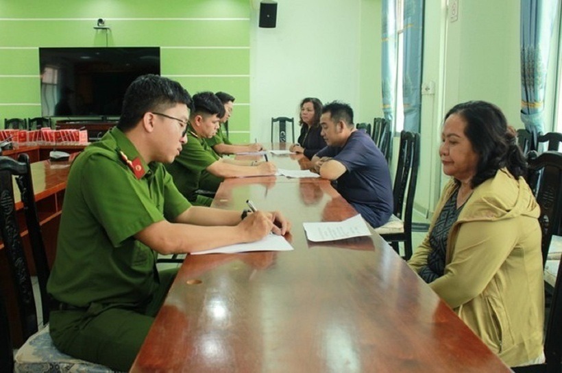 Lực lượng chức năng lấy lời khai của nhóm đối tượng. Ảnh: Báo Người Lao Động