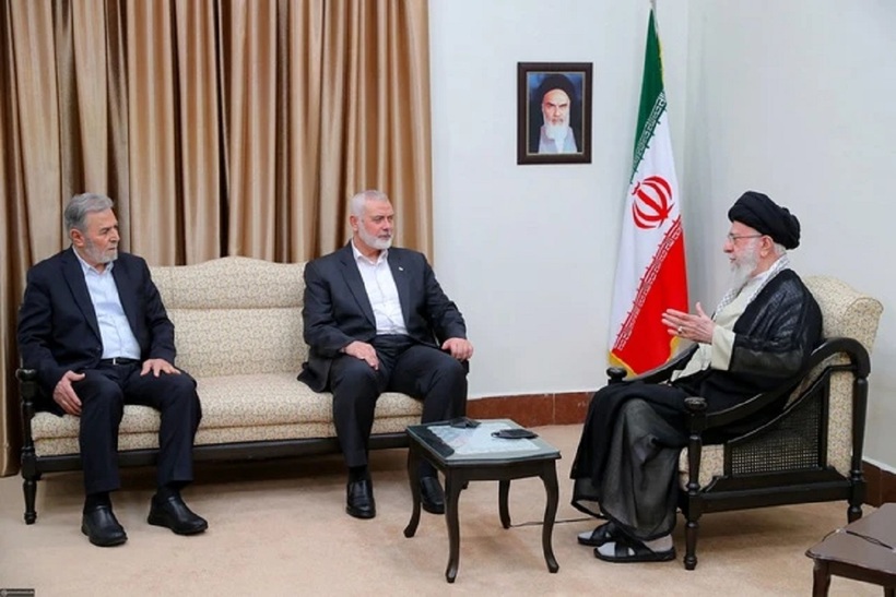 Ông Ismail Haniyeh (giữa) gặp Lãnh đạo tối cao Iran Ayatollah Ali Khamenei (phải) tại Tehran ngày 30/7, một ngày trước khi bị ám sát. Ảnh: Reuters