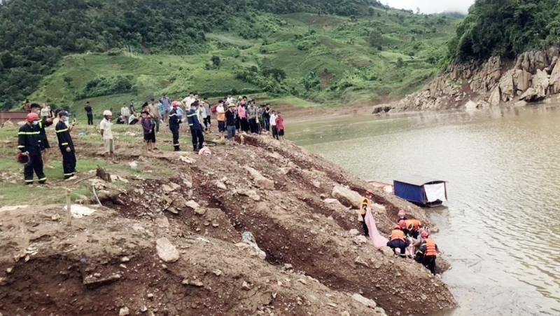 Thi thể cháu T. được tìm thấy tại khu vực Hồ nước bản Ái, xã Chiềng Ơn, huyện Quỳnh Nhai. Ảnh: Giáo dục & Thời đại