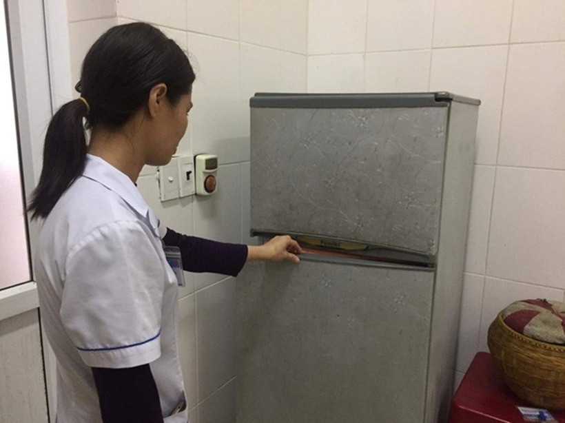 Trà sữa có chất độc được cất trong chiếc tủ lạnh. Ảnh: Người Lao Động