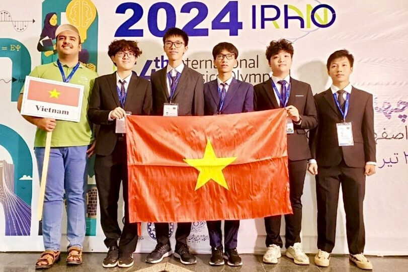 Em Thân Thế Công và Trương Phi Hùng (thứ ba và thứ tư từ trái qua) giành 2 Huy chương Vàng tại kỳ thi Olympic Vật lý quốc tế năm 2024. Ảnh: Vietnamnet.